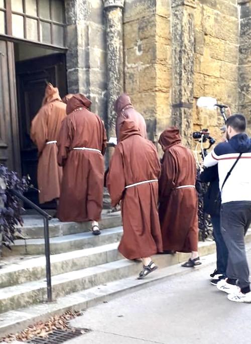 Les moines entrent